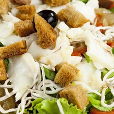 Ensalada de bacalao con tomate confitado